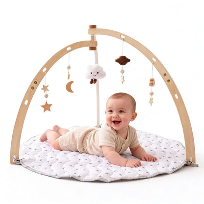 Træ babygym med legetæppe – med 5 vedhæng