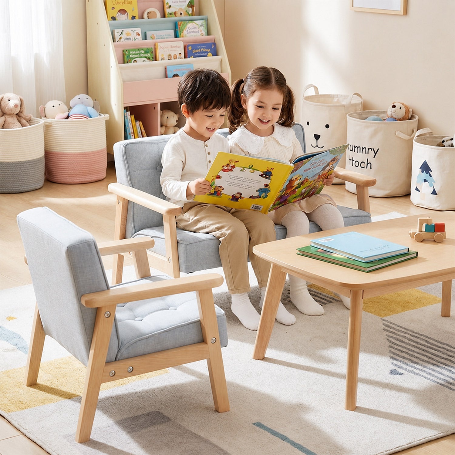 Graues Kindersofa in einer hellen und modernen Kinderzimmer-Leseecke