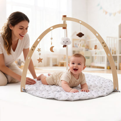 Træ babygym med legetæppe – med 5 vedhæng