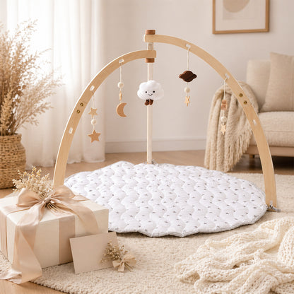 Træ babygym med legetæppe – med 5 vedhæng