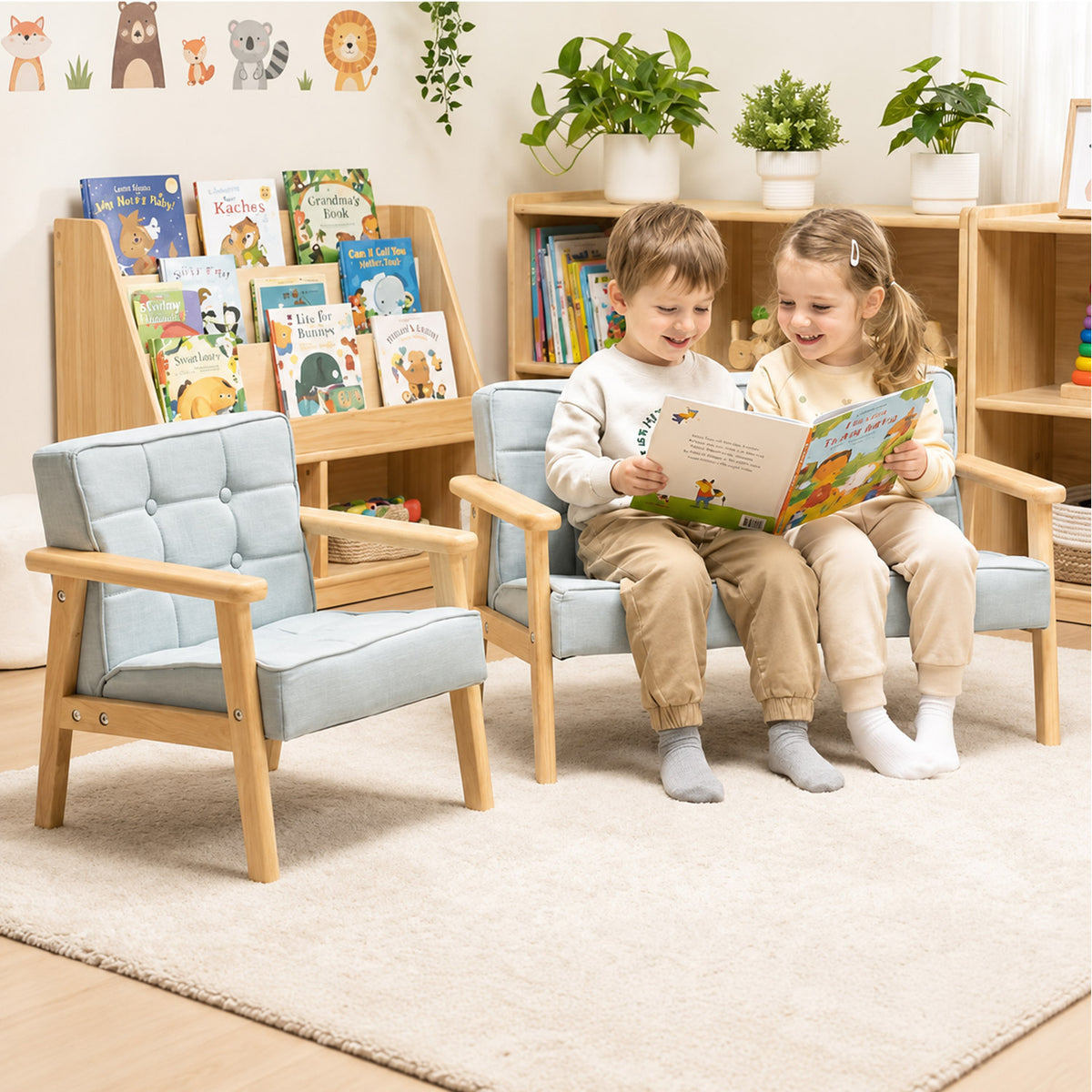 Zwei Kleinkinder lesen gemeinsam auf einem gepolsterten 2-Sitzer-Kindersitz