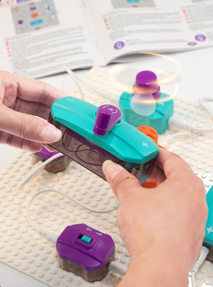 Kinder bauen eigene elektronische Schaltungen