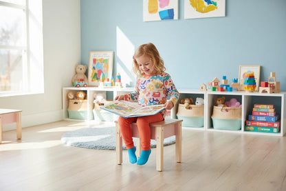 Kind sitzt bequem auf Montessori Kinderstuhl