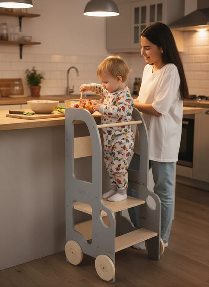 Kind hilft beim Kochen mit stabilem Lernturm