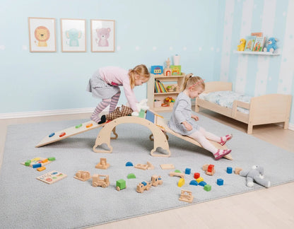 Offenes Spielen mit Montessori Holzschaukel