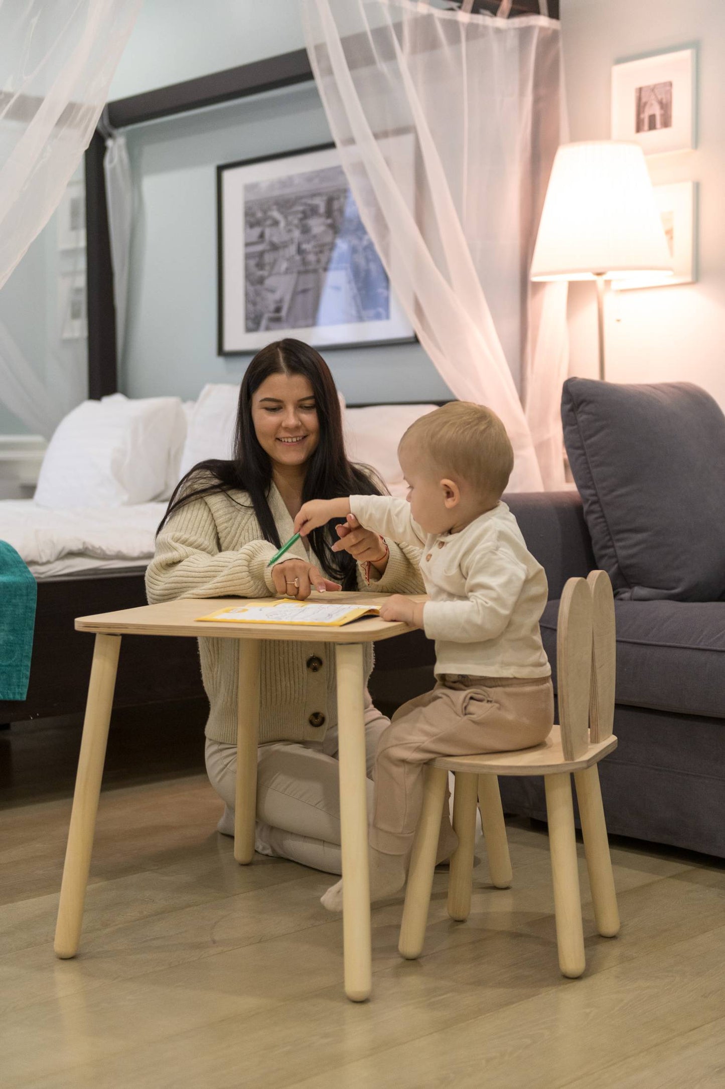 Montessori barnbord och stol set i trä – kanindesign