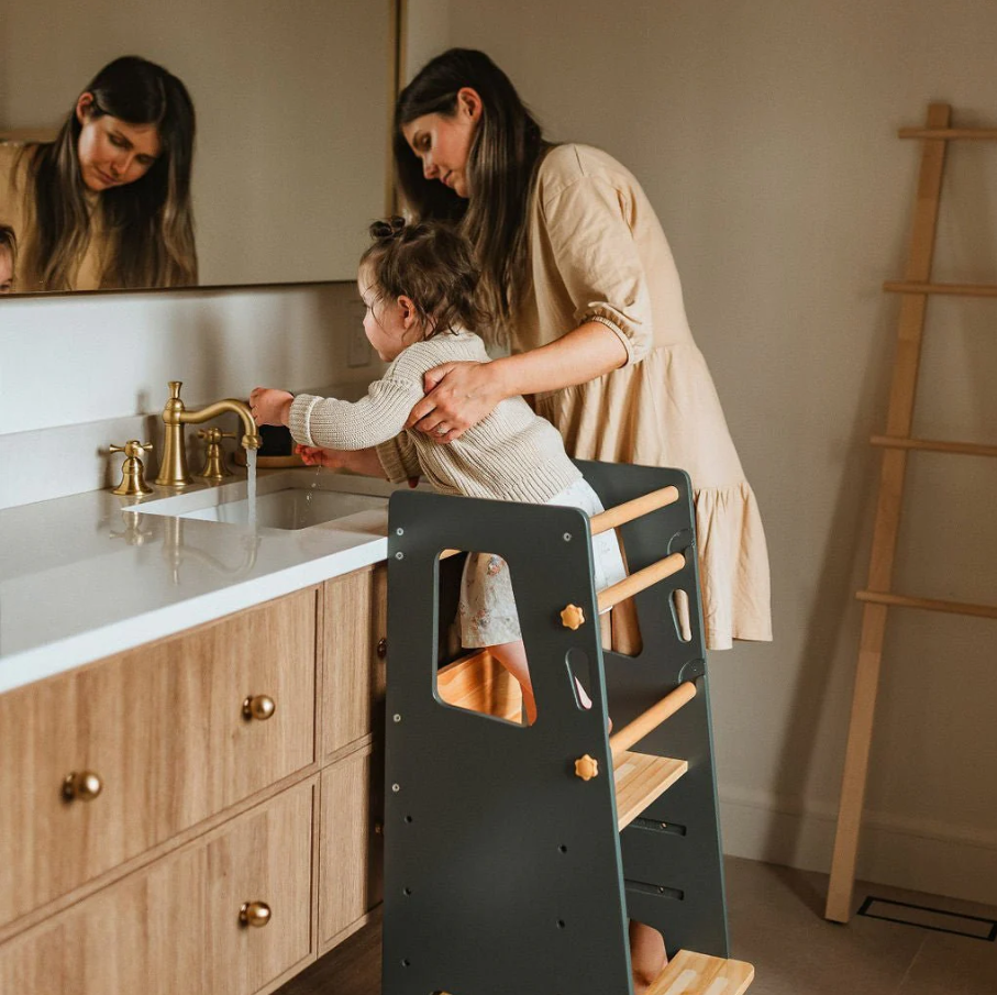 Montessori Lernturm im Familienalltag in der Küche
