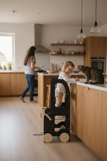 Kind wäscht Hände mit Montessori Turm
